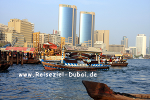 Fahrt mit der Abra am Creek